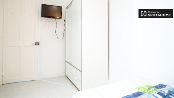 Habitación vibrante en un apartamento de 3 dormitorios en Indautxu, Bilbao