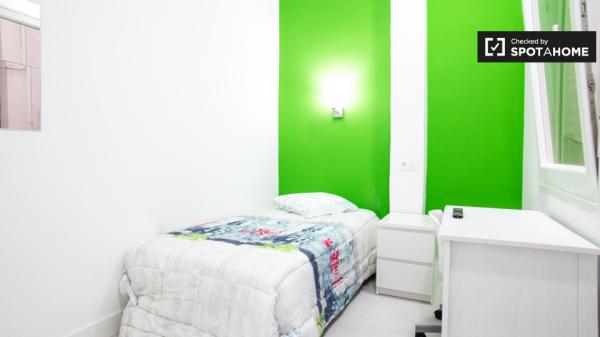 Habitación vibrante en un apartamento de 3 dormitorios en Indautxu, Bilbao