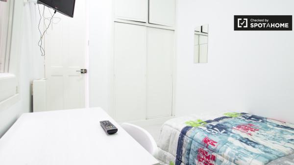 Habitación vibrante en un apartamento de 3 dormitorios en Indautxu, Bilbao