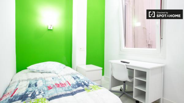 Habitación vibrante en un apartamento de 3 dormitorios en Indautxu, Bilbao