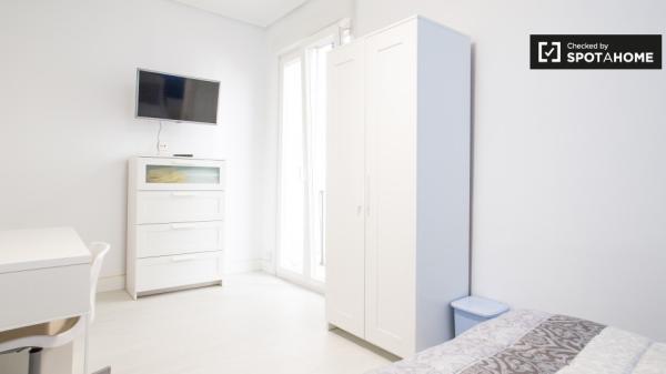 Habitación vibrante en un apartamento de 3 dormitorios en Indautxu, Bilbao