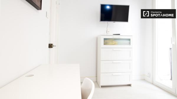 Habitación vibrante en un apartamento de 3 dormitorios en Indautxu, Bilbao