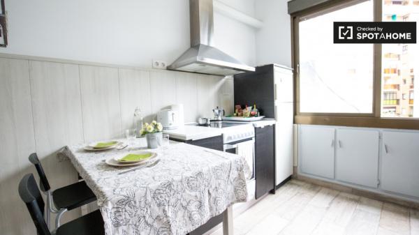 Habitación tradicional en apartamento de 3 dormitorios en Uribarri, Bilbao