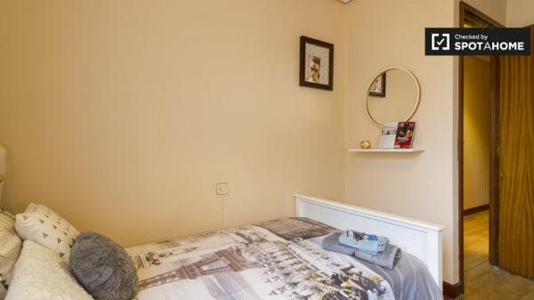 Habitación soleada en apartamento de 3 dormitorios en Casco Viejo, Bilbao