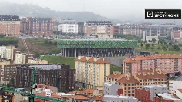 Habitación soleada en apartamento de 3 dormitorios en Casco Viejo, Bilbao