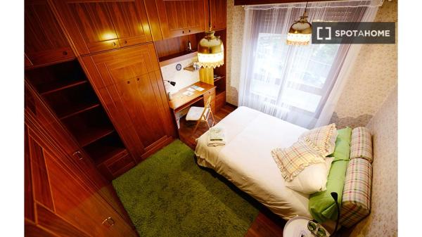 Dormitorio en apartamento de 5 dormitorios en Begoña, Bilbao