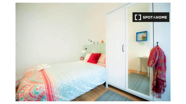 Habitación luminosa en apartamento de 5 dormitorios en Indautxu, Bilbao