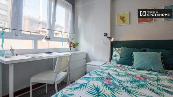 Habitación luminosa en apartamento de 3 dormitorios en Uribarri, Bilbao