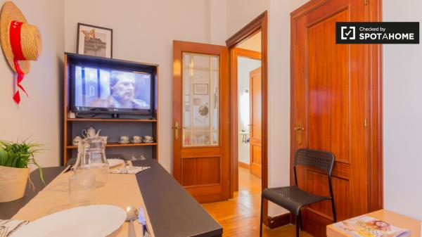 Elegante habitación en un apartamento de 3 dormitorios en Rekalde, Bilbao