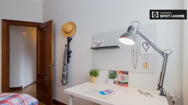 Elegante habitación en un apartamento de 3 dormitorios en Rekalde, Bilbao