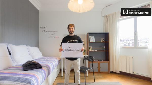 Elegante habitación en un apartamento de 3 dormitorios en Rekalde, Bilbao