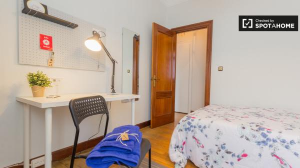 Elegante habitación en un apartamento de 3 dormitorios en Rekalde, Bilbao