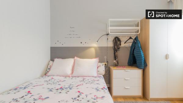 Elegante habitación en un apartamento de 3 dormitorios en Rekalde, Bilbao