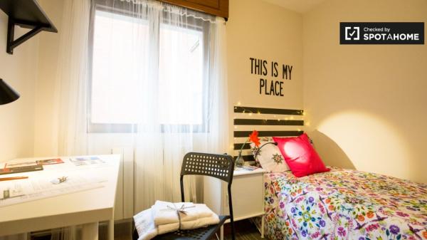 Amplia habitación en apartamento de 3 dormitorios en Uribarri, Bilbao