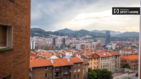 Amplia habitación en apartamento de 3 dormitorios en Uribarri, Bilbao