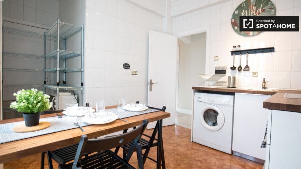 Elegante habitación en un apartamento de 4 dormitorios en Indautxu, Bilbao