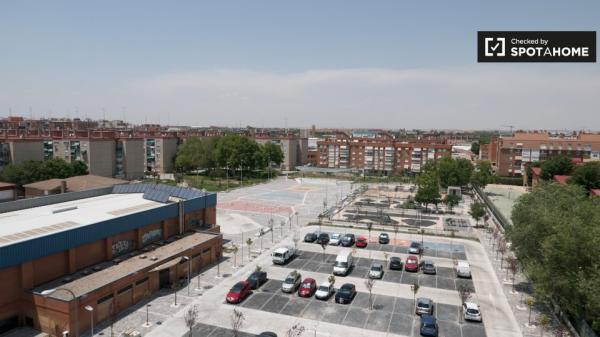 Colorida habitación en alquiler en Alcalá de Henares, Madrid.