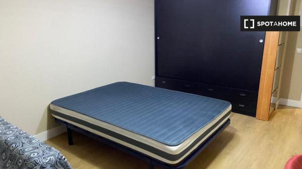 Zimmer zu vermieten in 6-Zimmer-Wohnung in Abando, Bilbao