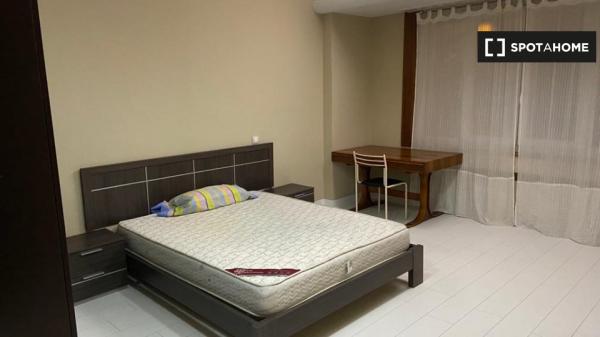 Room for rent in 6-bedroom apartment in Abando, Bilbao