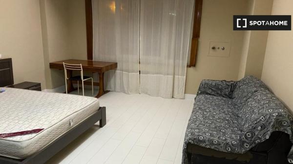 Stanza in affitto in appartamento con 6 camere da letto ad Abando, Bilbao