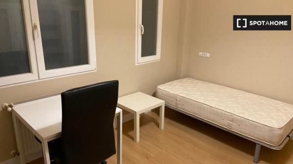 Stanza in affitto in appartamento con 6 camere da letto ad Abando, Bilbao