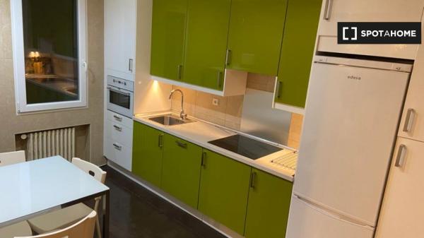 Room for rent in 6-bedroom apartment in Abando, Bilbao