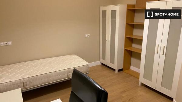 Room for rent in 6-bedroom apartment in Abando, Bilbao