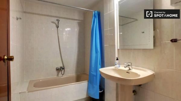 Apartamento de 4 dormitorios en alquiler en Alcalá de Henares, Madrid.