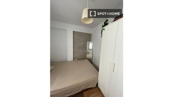 Chambre à louer dans un appartement de 4 chambres à Séville