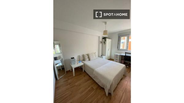 Chambre à louer dans un appartement de 4 chambres à Séville