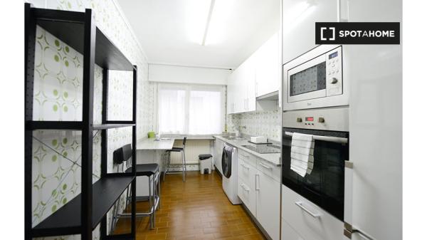 Se alquila habitación en piso de 3 dormitorios en Santutxu, Bilbao