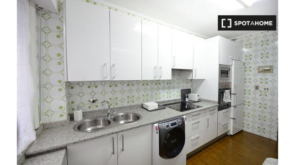 Se alquila habitación en piso de 3 dormitorios en Santutxu, Bilbao