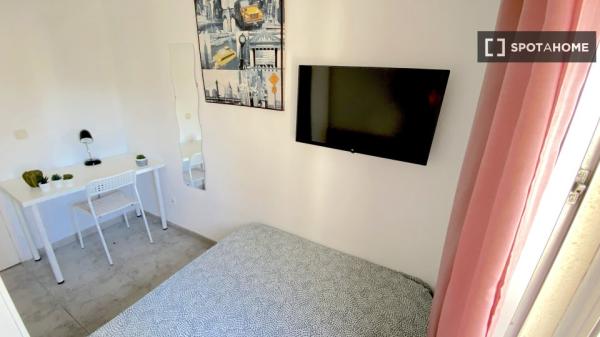 Quarto luminoso com cama de casal equipado para estudantes