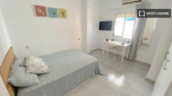 Luminosa habitación con cama de matrimonio equipada para estudiantes