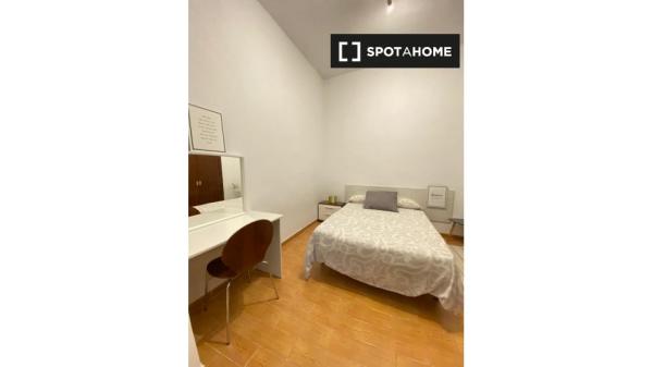 Habitación en piso de 3 dormitorios en Málaga