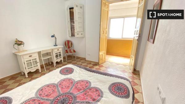 Habitación en piso de 4 dormitorios en Málaga