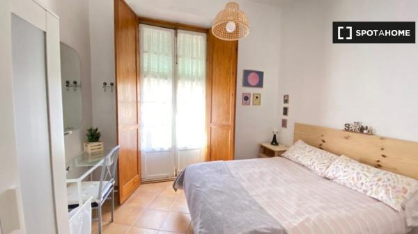 Habitación en piso de 4 dormitorios en Málaga