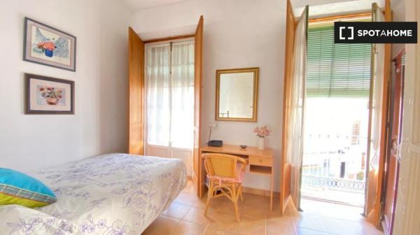 Habitación en piso de 4 dormitorios en Málaga