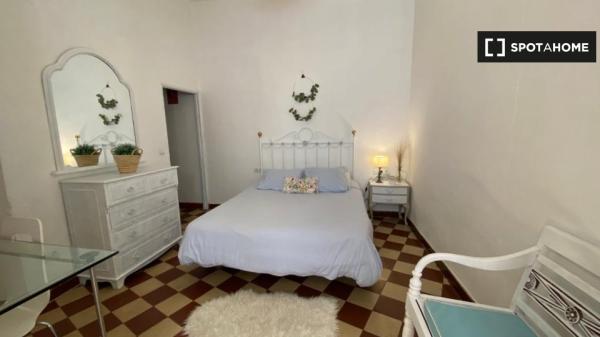 Amplia habitación en piso de 4 dormitorios en Málaga