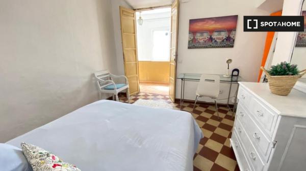 Amplia habitación en piso de 4 dormitorios en Málaga