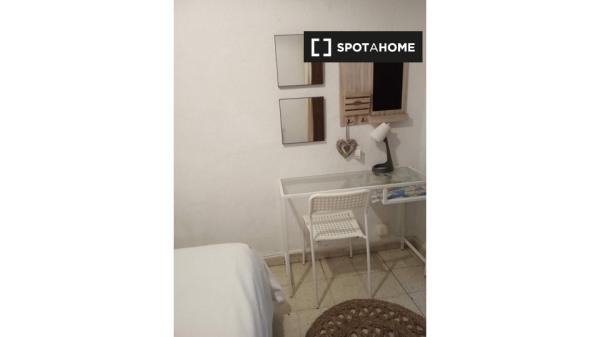 Habitación en piso de 4 dormitorios en Málaga