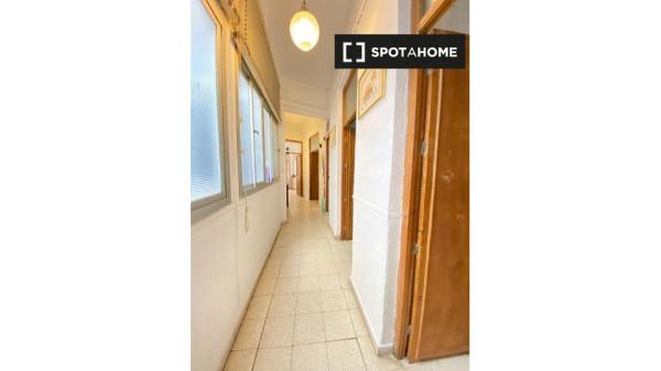 Habitación en piso de 4 dormitorios en Málaga