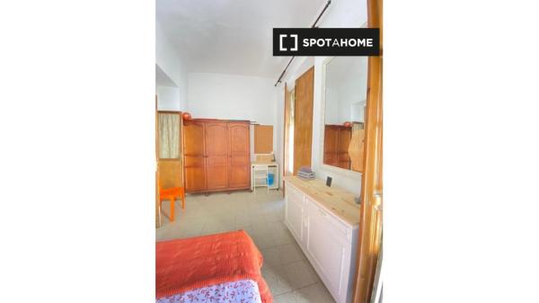 Habitación en piso de 4 dormitorios en Málaga