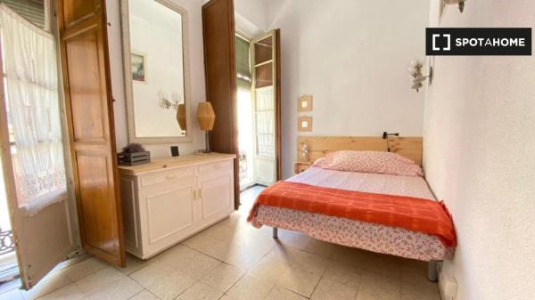 Habitación en piso de 4 dormitorios en Málaga