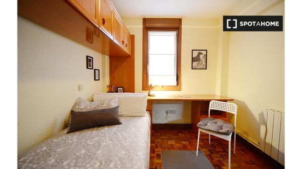 Habitación en piso de 3 dormitorios en Otxarkoaga, Bilbao