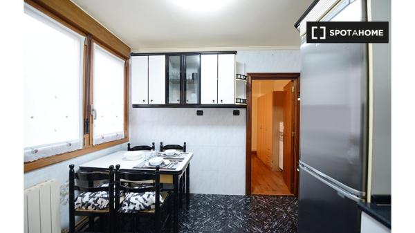 Habitación en piso de 3 dormitorios en Otxarkoaga, Bilbao