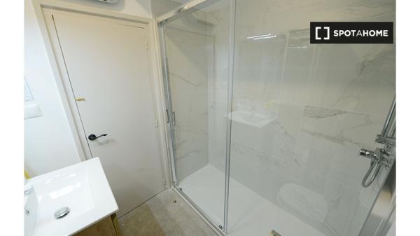 Quartos para alugar em apartamento de 4 quartos em Deusto, Bilbao