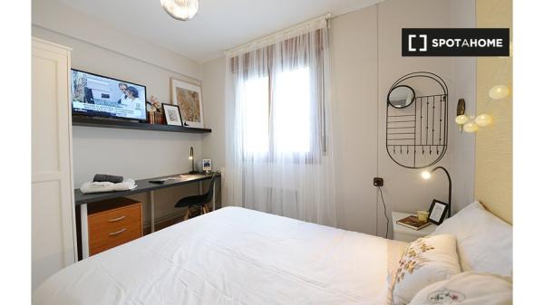 Quartos para alugar em apartamento de 4 quartos em Deusto, Bilbao