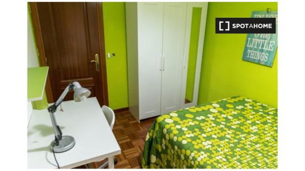 Se alquila habitación en apartamento de 5 dormitorios en Alcalá de Henares.