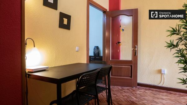 Se alquila habitación en apartamento de 5 dormitorios en Alcalá de Henares.